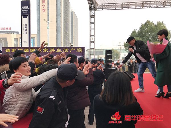 汤镇业空降浙江，活动现场亲切互动
